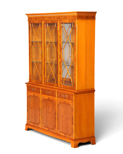 Hauptstadt Möblerei englische Vitrine aus Holz mit verglasten Türen, Innenbeleuchtung und höhenverstellbaren Regalen.
