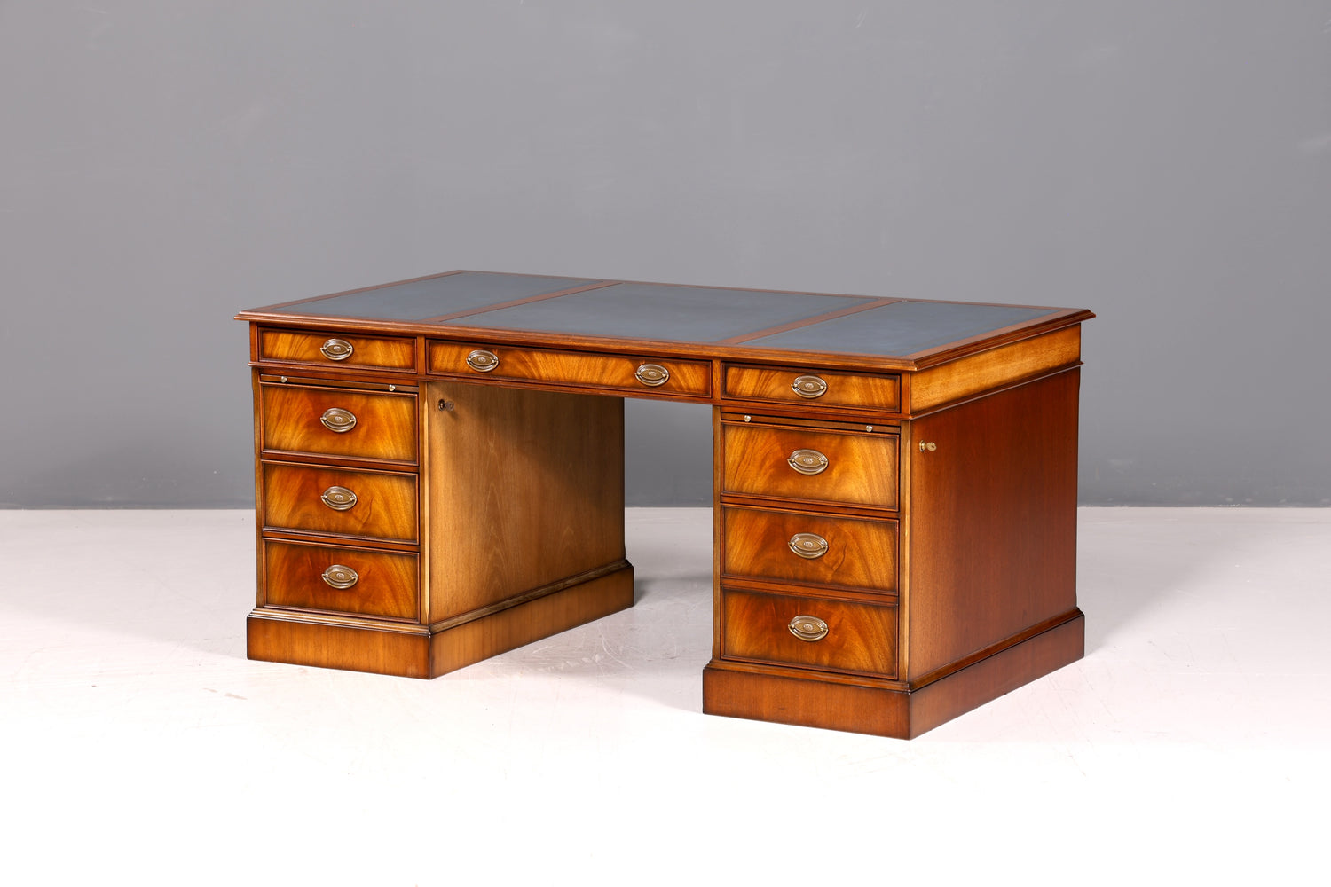 Wunderschöner Original Heldense Schreibtisch Mahagoni Echt Lederauflage Englisch Antik Stil Chefschreibtisch Partner Desk Bürotisch mit Besprechungsansatz