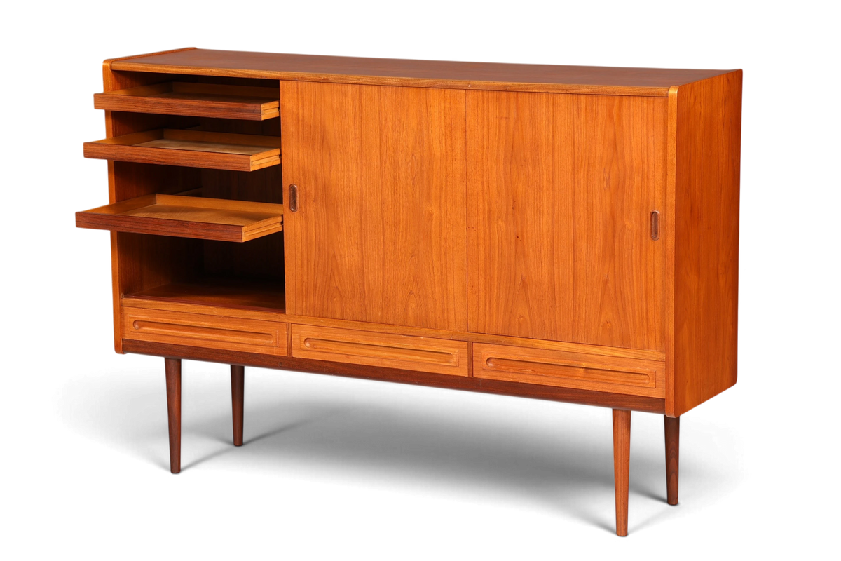 Hauptstadt Möblerei Mid Century Highboard aus Teakholz mit Schiebetüren und ausziehbaren Fächern im Danish Design