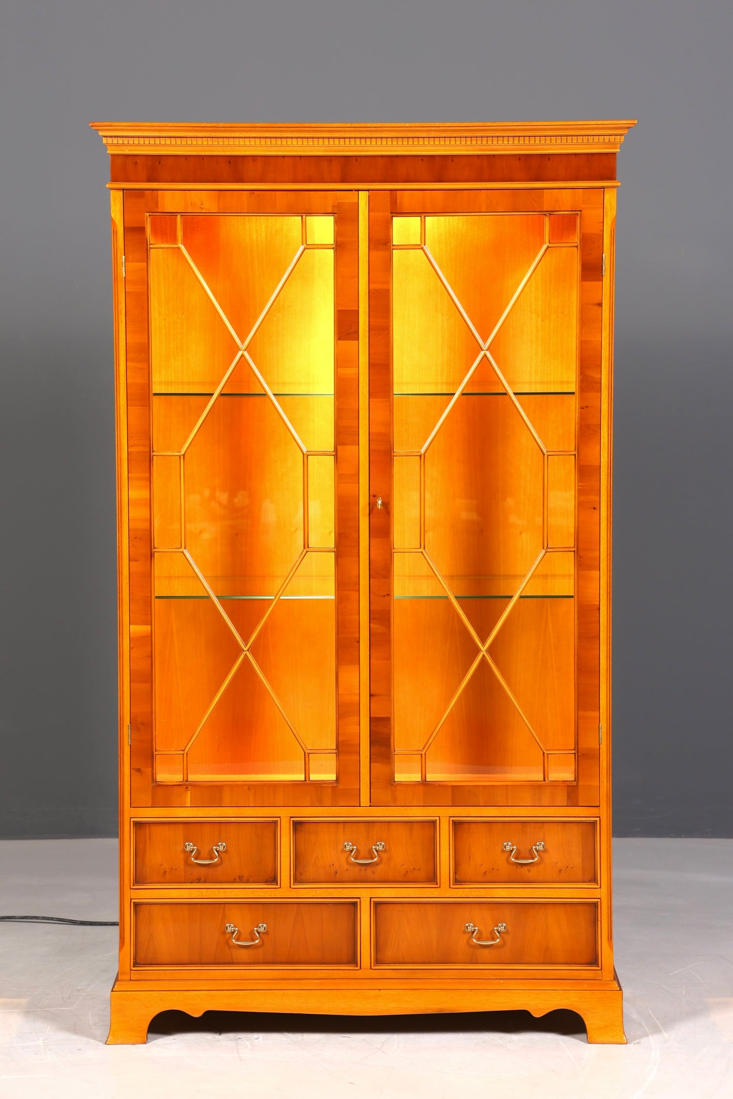 Wunderschöne Englische Vitrine Eibe Bücherschrank Original Mercury Buffet Antik Stil Glasvitrine