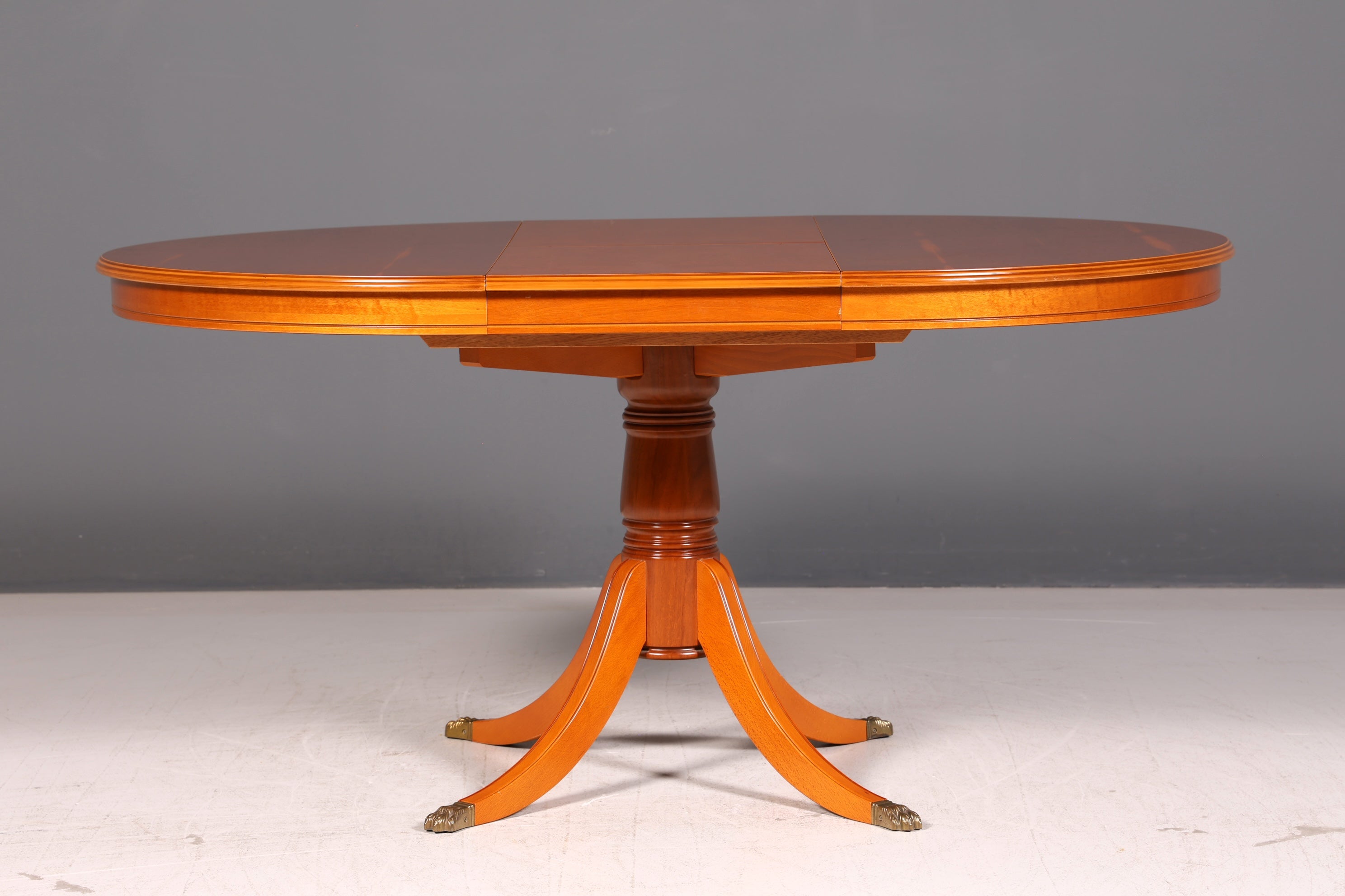Beautiful English extendable round dining table antique style 60s kitchen table yew