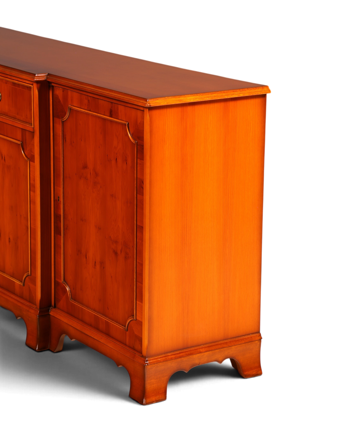 Hauptstadt Möblerei Heldense Sideboard aus englischer Eibe mit warmer Maserung und elegantem Vintage Design