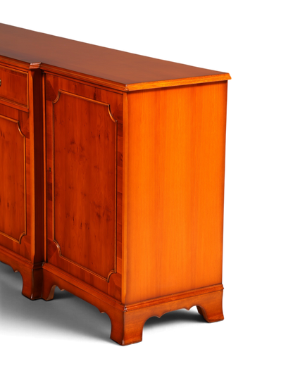 Hauptstadt Möblerei Heldense Sideboard aus englischer Eibe mit warmer Maserung und elegantem Vintage Design