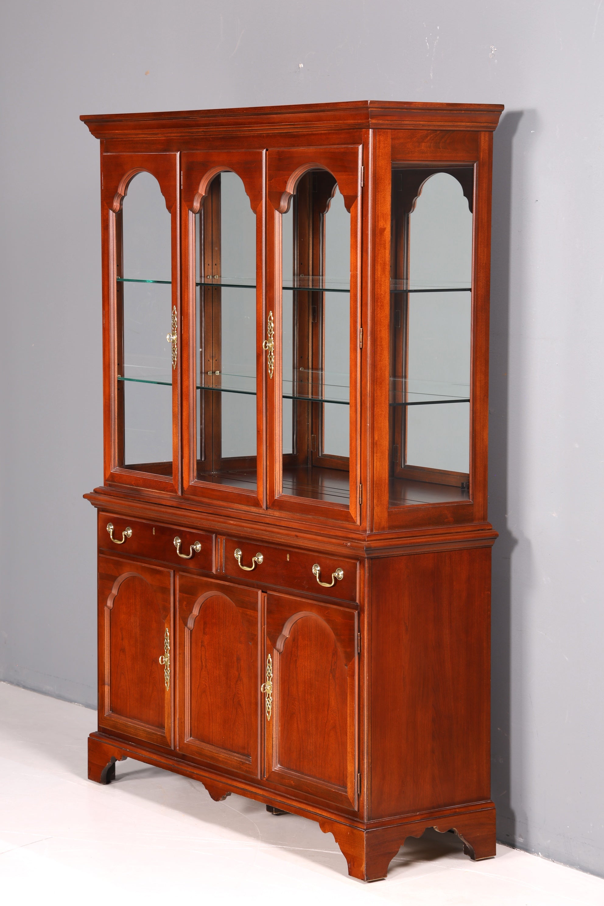 Edle Original Drexel Heritage Vitrine Bücherschrank USA Schrank Buffet Regal Glasvitrine