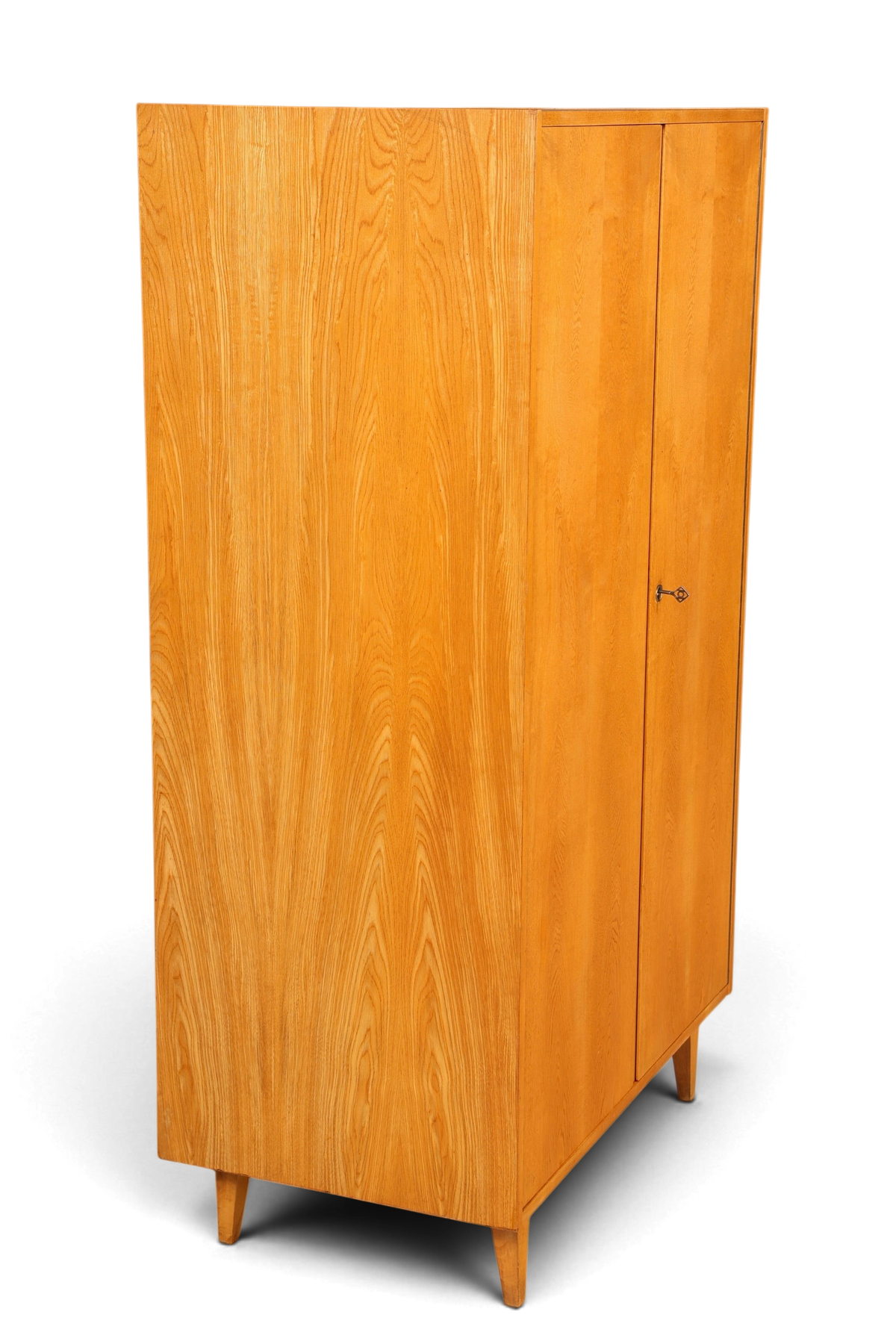 Hauptstadt Möblerei Hellerau Mid-Century Kleiderschrank aus hellem Echtholz mit schmalen Beinen und Schlüssel