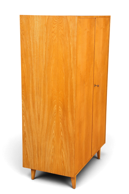 Hauptstadt Möblerei Hellerau Mid-Century Kleiderschrank aus hellem Echtholz mit schmalen Beinen und Schlüssel
