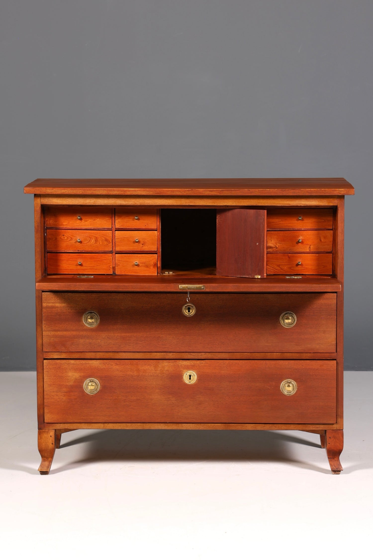 F826 Finish Antik Sekretär?