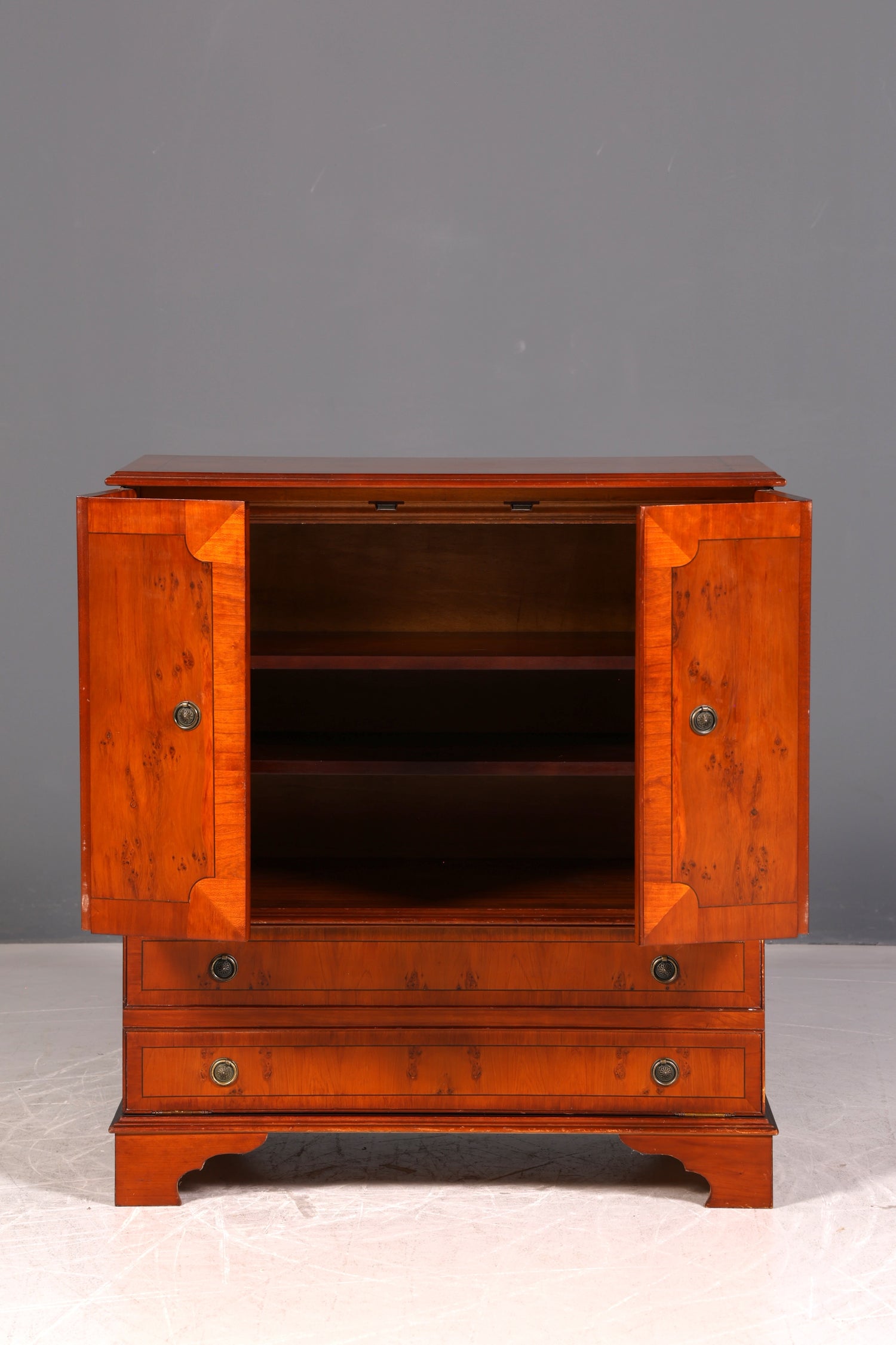 Edler Englischer TV-Schrank Eibe Vertiko Fernsehschrank 60s Schrank Kommode Vintage