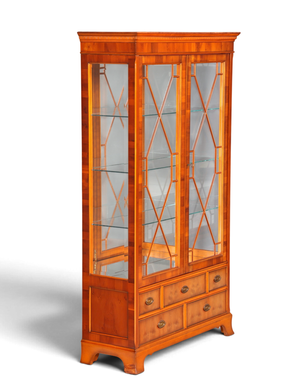 Hauptstadt Möblerei Heldense Vitrine aus englischer Eibe mit Glasfront, Innenbeleuchtung und Schubladen