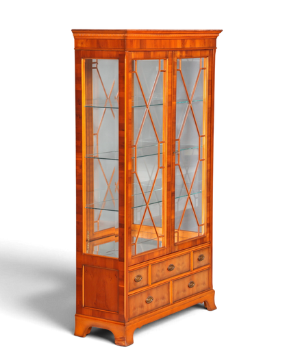 Hauptstadt Möblerei Heldense Vitrine aus englischer Eibe mit Glasfront, Innenbeleuchtung und Schubladen