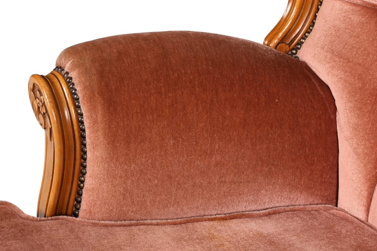 Hauptstadt Möblerei Chippendale Armlehnsessel im Barock Stil mit altrosa Samtbezug und verzierten Holzarmlehnen