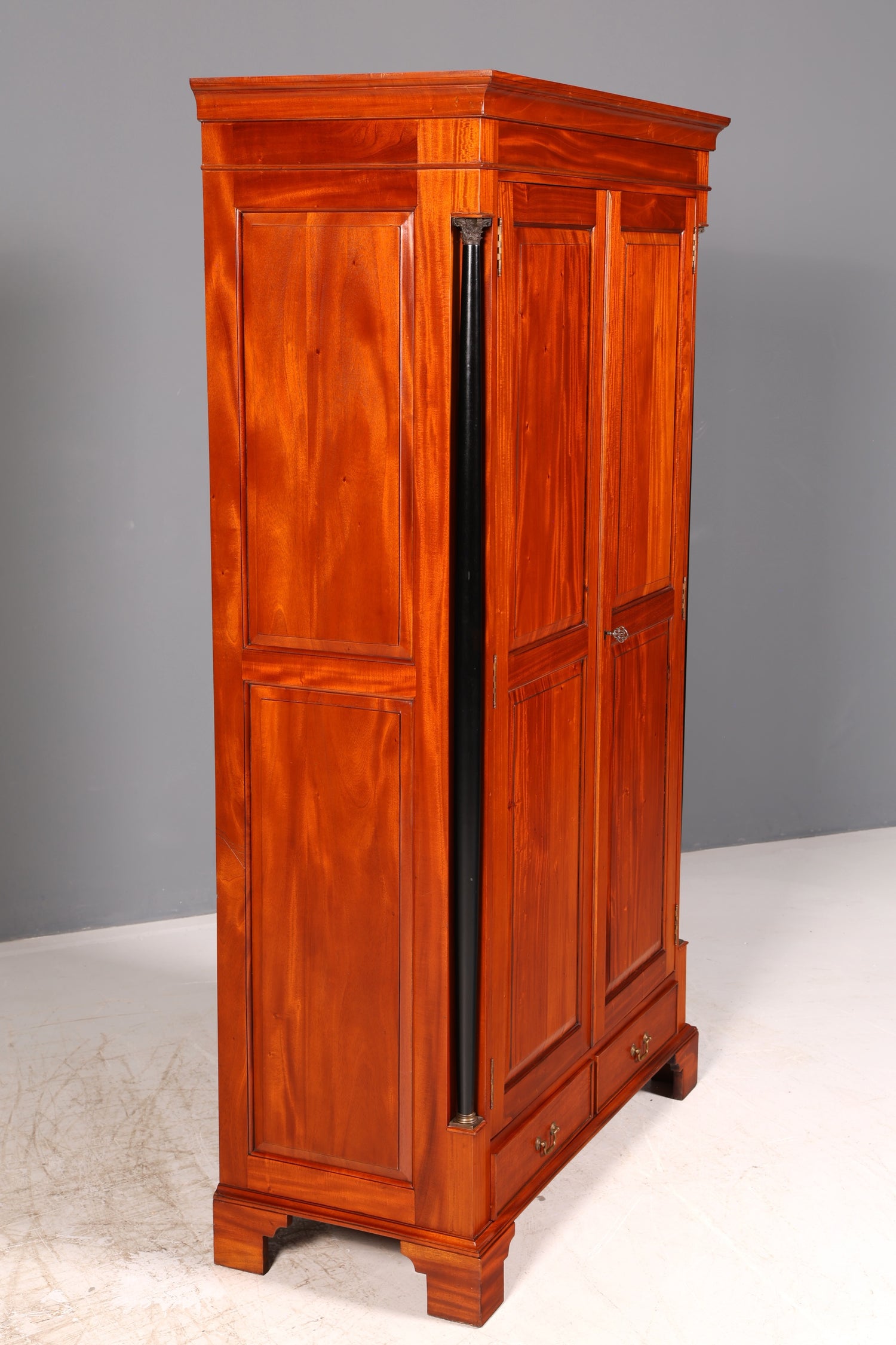 Wunderschöner Biedermeier Kleiderschrank Mahagoni Antik Säulenschrank Dielenschrank Wäscheschrank Massivholz