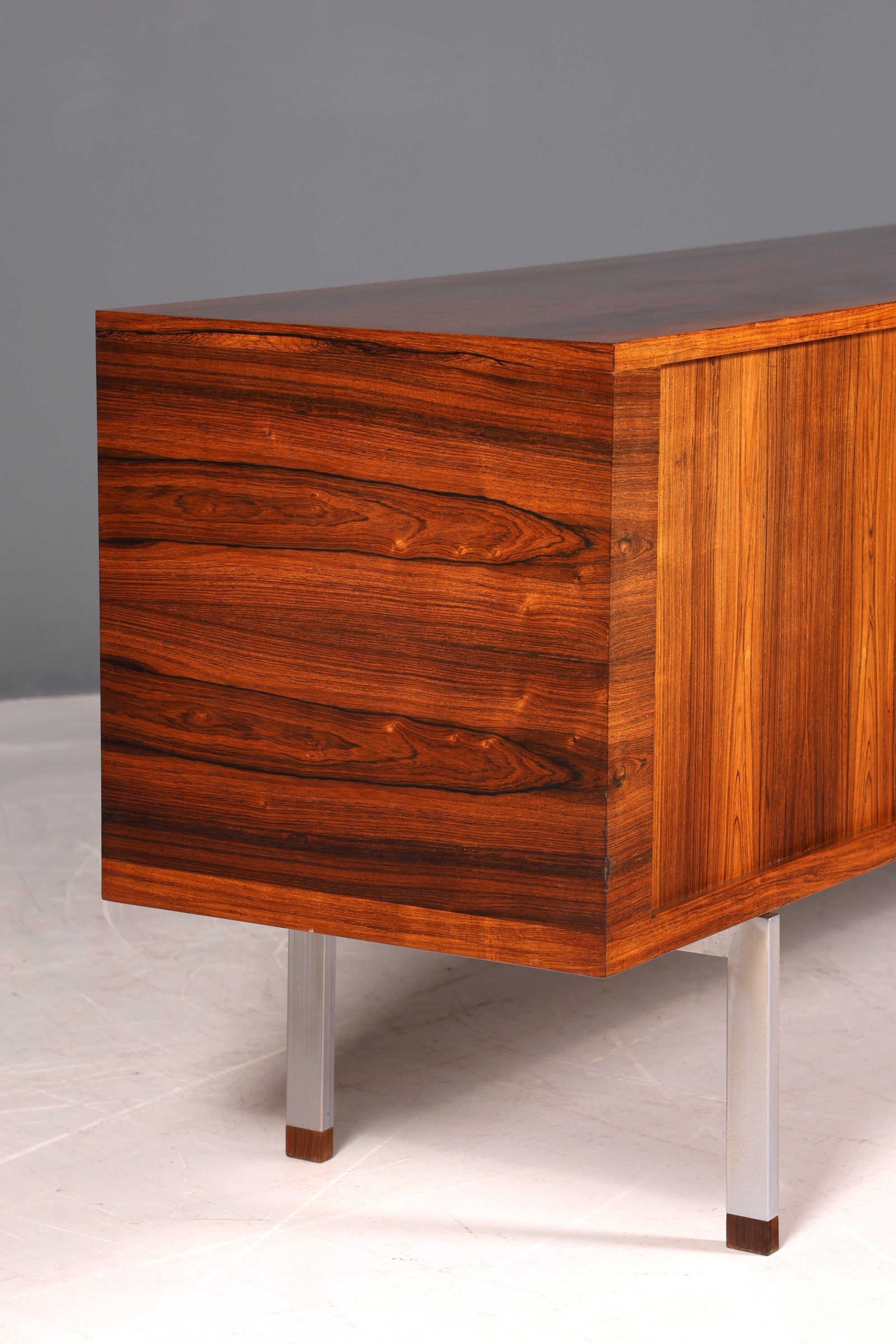Beeindruckendes Original Hans J. Wegner für RY Møbler Modell RY 25 Sideboard Palisander Holz TV Kommode Vintage Schiebetür Schrank 1 von 2
