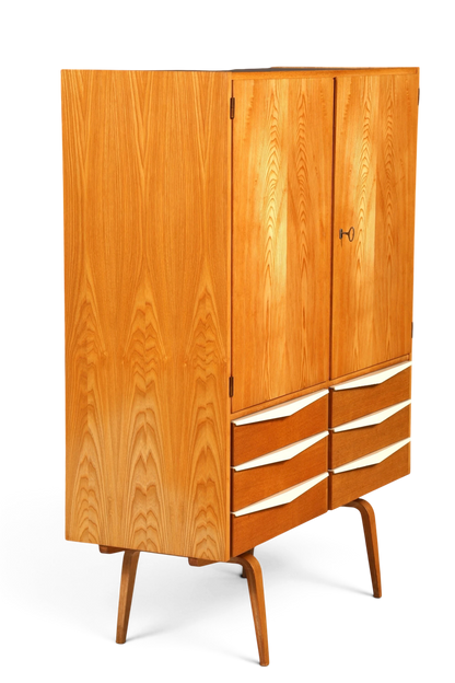 Hauptstadt Möblerei Hellerau Schrank Modell 427 aus Eschenholz im Mid-Century-Design mit konischen Beinen