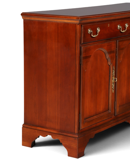 Hauptstadt Möblerei Drexel Heritage Sideboard aus dunklem Holz im Antik-Stil mit Messingbeschlägen und Schubladen