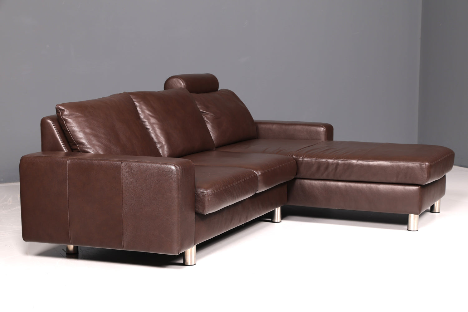 Beautiful Stressless E200 corner sofa in genuine brown leather with chaise longue, footstool, and vintage leather upholstery.