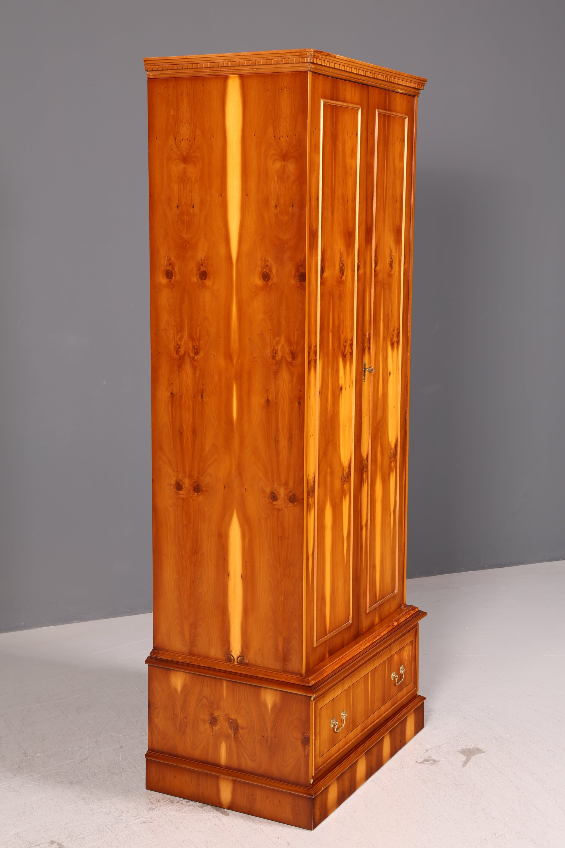 Wunderschöner Englischer Kleiderschrank Dielenschrank Wäscheschrank Schrank Antik Massivholz Vintage