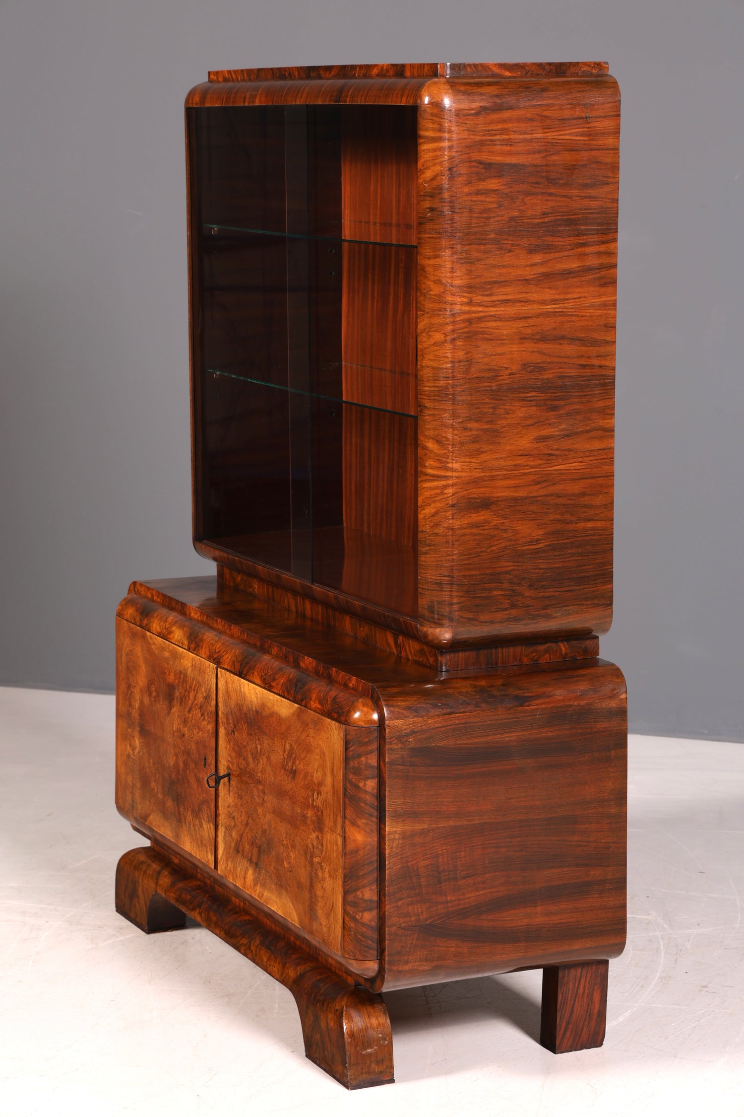 Edle Art Deco Vitrine Nussbaum Vitrine massiv Holz Antik Schrank Regal Vitrinenschrank