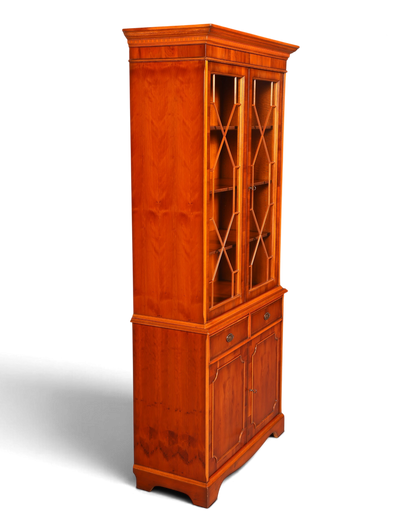 Hauptstadt Möblerei Heldense Vitrine aus Eibe mit Glasfront und Sprossentüren in klassischem englischen Design