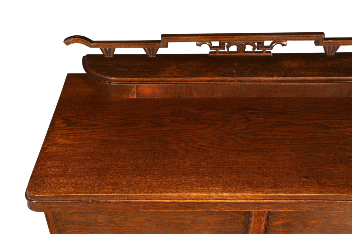 Hauptstadt Möblerei Jugendstil Sideboard aus massiver Eiche mit dekorativem Aufsatz und warmer Holzmaserung