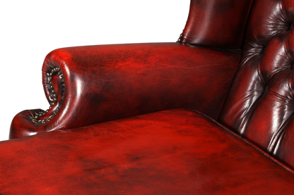 Hauptstadt Möblerei Chesterfield 3er Sofa aus rotem Echtleder mit klassischer Knopfheftung und dekorativen Ziernägeln