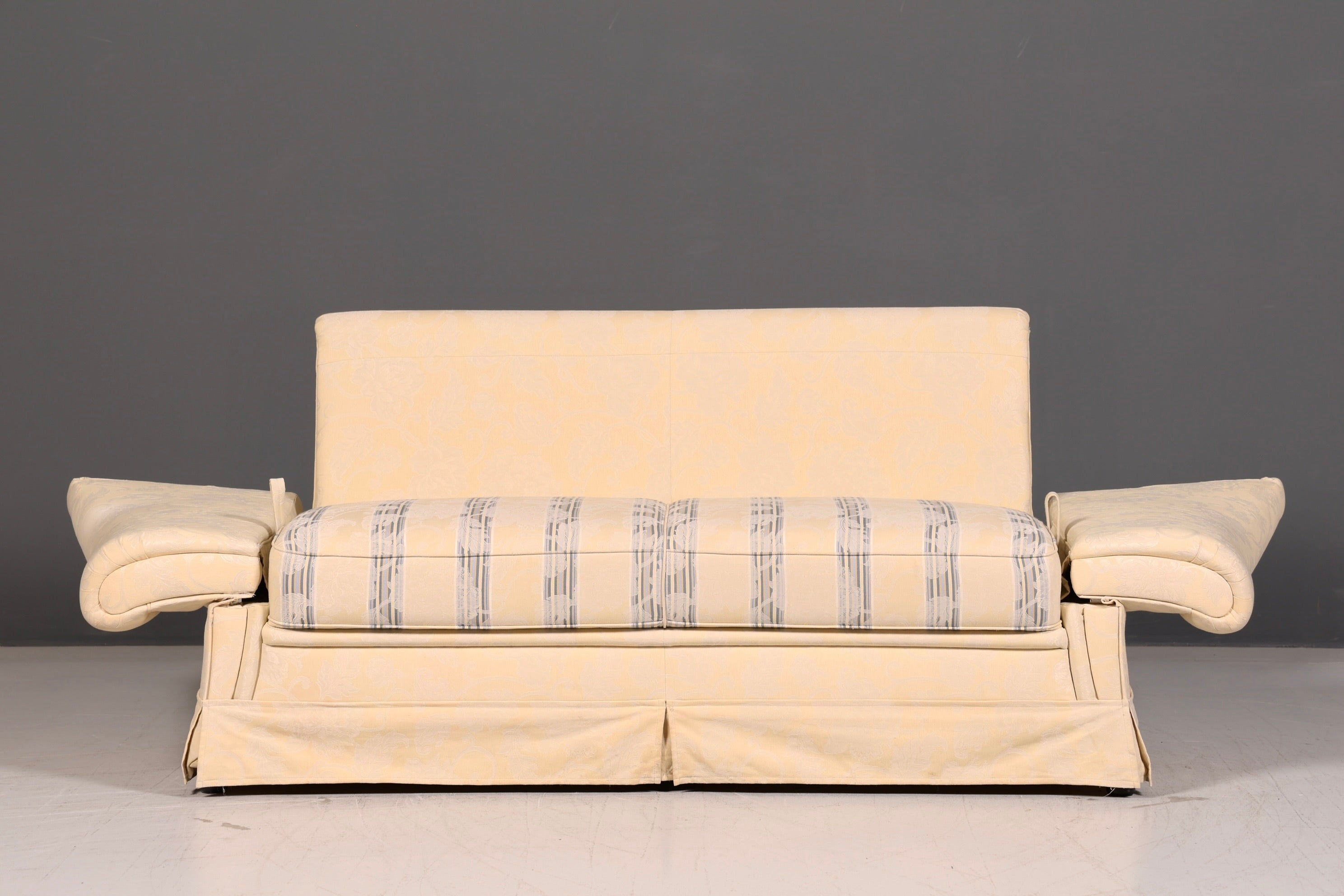 Wunderschönes Landhaus Sofa mit Hocker Englischer Stil Creme 2-Sitzer Couch Stoff Polstersofa Landhausstil Zweisitzer