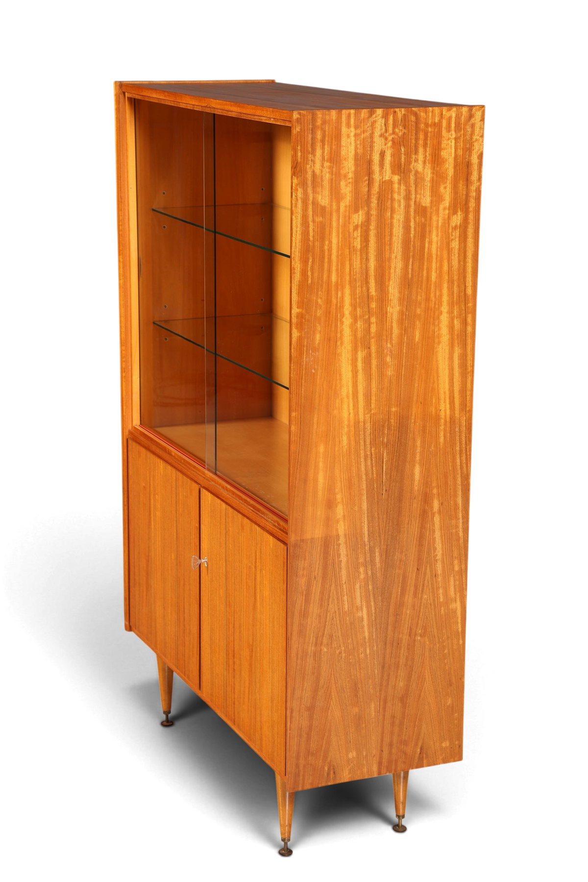 Hauptstadt Möblerei Mid Century Vitrine aus Holz mit Glasschiebetüren, Glasböden und konischen Beinen im 60er Stil