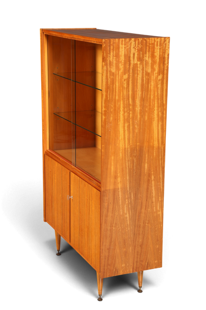 Hauptstadt Möblerei Mid Century Vitrine aus Holz mit Glasschiebetüren, Glasböden und konischen Beinen im 60er Stil