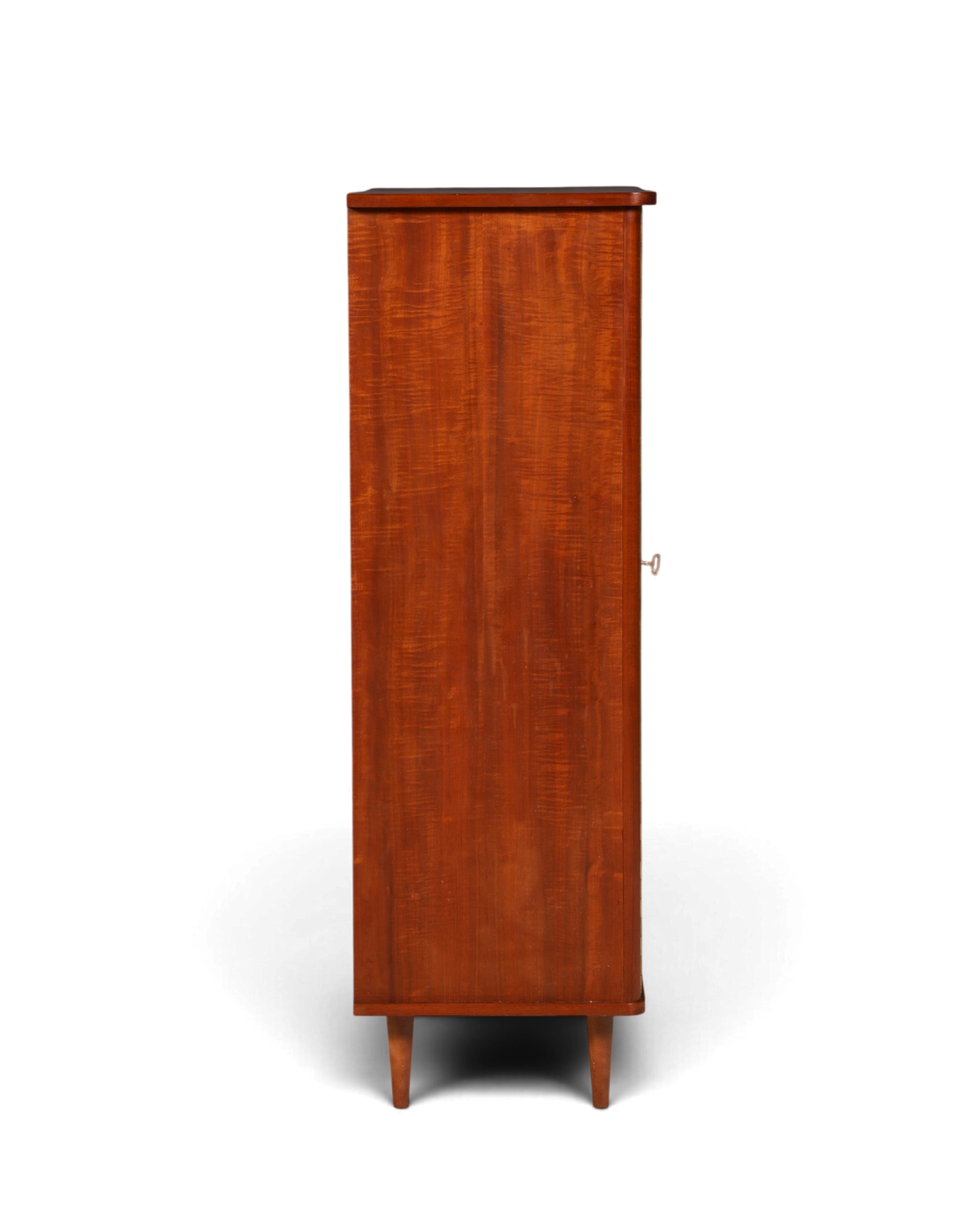 Hauptstadt Möblerei Mid Century Schrank aus Holz in Seitenansicht mit konischen Beinen und Vintage Design