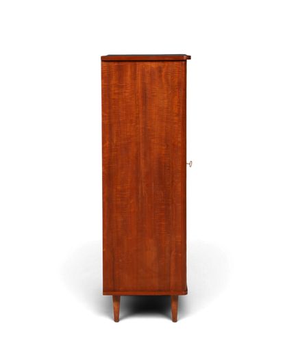 Hauptstadt Möblerei Mid Century Schrank aus Holz in Seitenansicht mit konischen Beinen und Vintage Design
