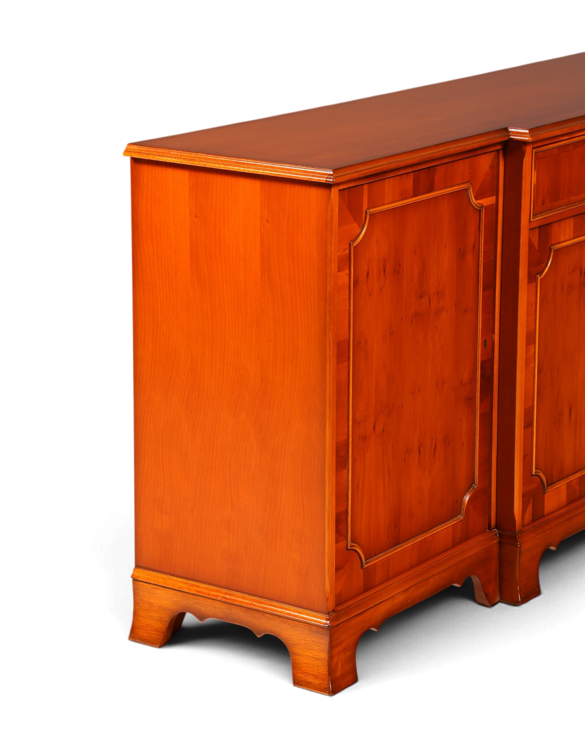 Hauptstadt Möblerei Heldense Sideboard aus englischer Eibe mit lebhafter Maserung und klassischem Design