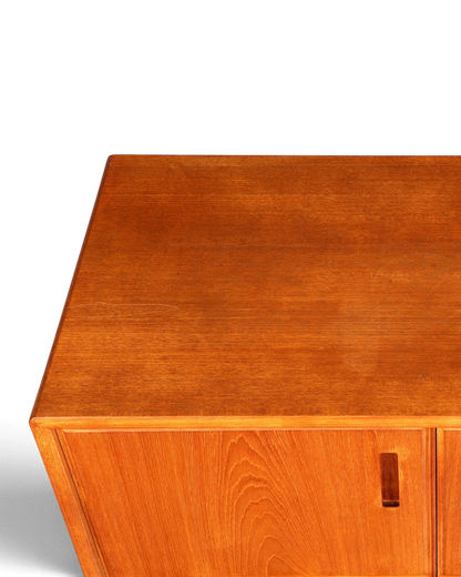 Hauptstadt Möblerei H908 Sideboard aus warmem Teakholz mit natürlicher Maserung in Nahaufnahme