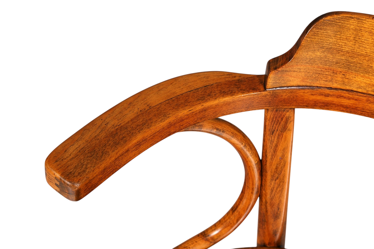 Hauptstadt Möblerei Armlehnstuhl im Thonet-Stil aus dunklem Echtholz mit charakteristischer geschwungener Bugholz-Optik