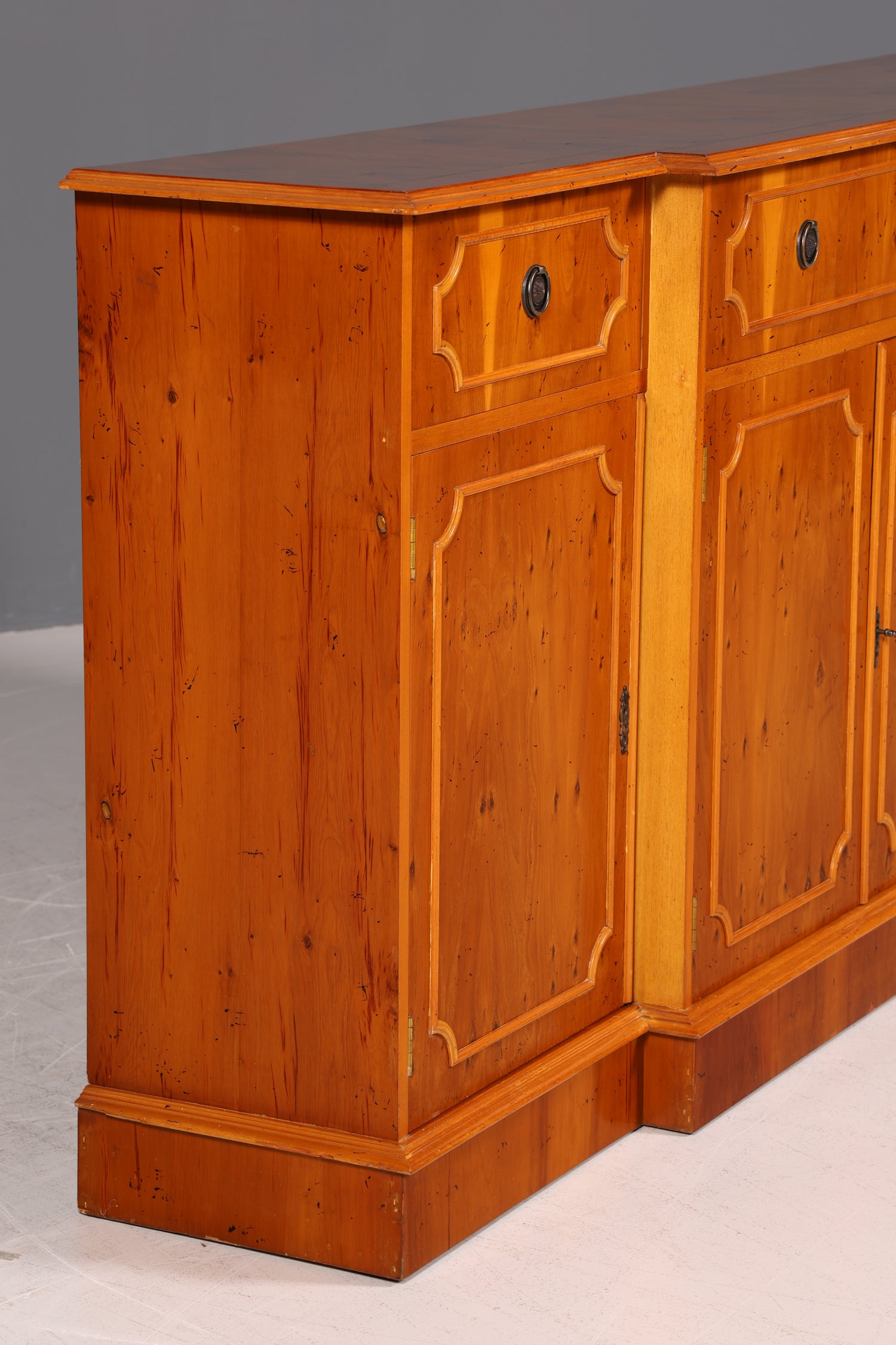 Wunderschönes Englisches Sideboard Eibe Schrank Antik Stil 60er Buffetschrank Kommode Anrichte Vintage