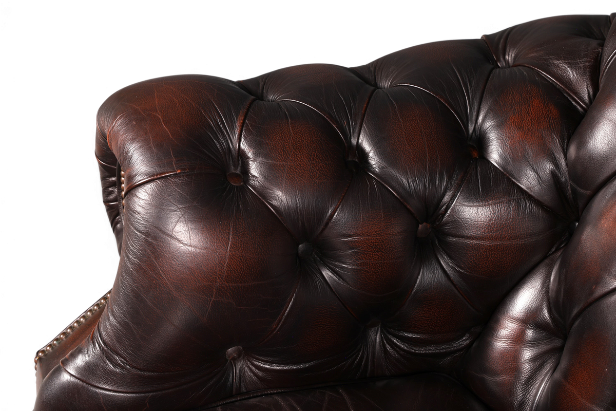 Hauptstadt Möblerei Chesterfield Centurion Sessel aus braunem Echtleder mit klassischer Knopfheftung und Armlehne