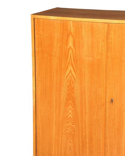 Hauptstadt Möblerei Hellerau Highboard Modell 602 von Franz Ehrlich aus hellem Echtholz mit markanter Maserung