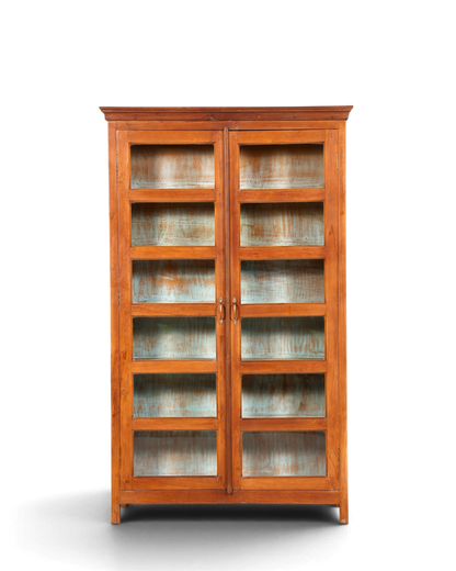 Hauptstadt Möblerei Vitrine aus massivem Holz im Kolonialstil mit verglasten Türen und hellblauem Innenraum