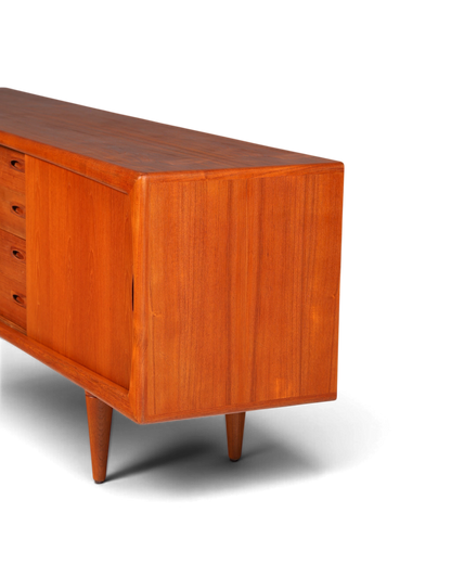Hauptstadt Möblerei H.P. Hansen XXL Sideboard aus Teakholz im Mid-Century Design mit konischen Beinen