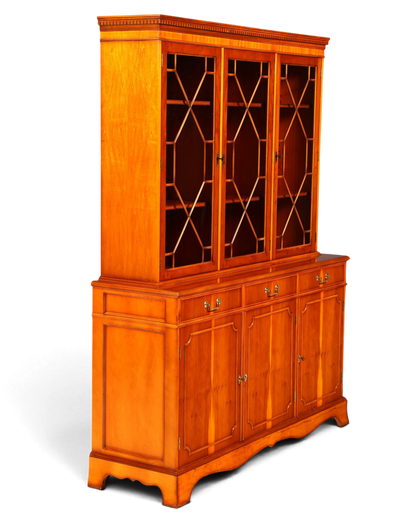 Hauptstadt Möblerei englische Vitrine aus Eibenholz mit Glasfront, Messingbeschlägen und Stauraum im Unterteil