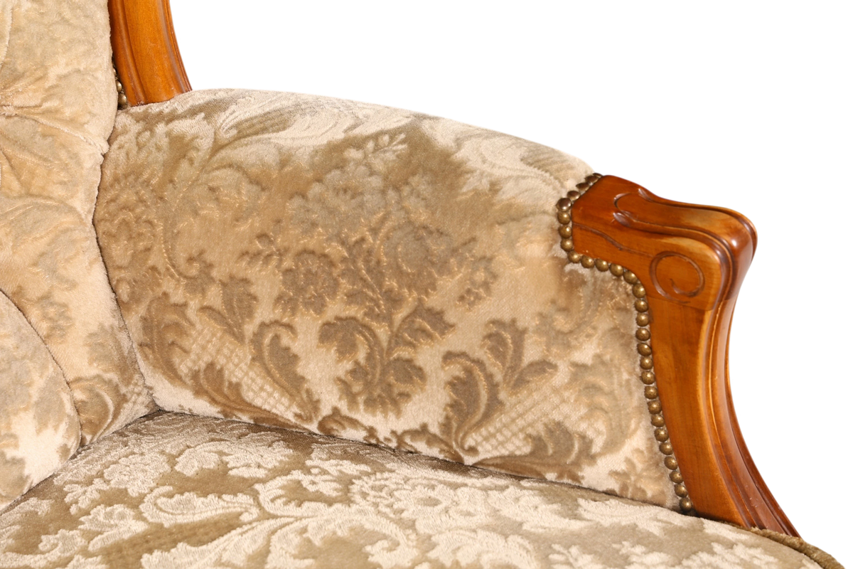 Hauptstadt Möblerei Chippendale Armlehnsessel im Barock Stil mit beigem Samtstoff und verzierten Holzarmlehnen