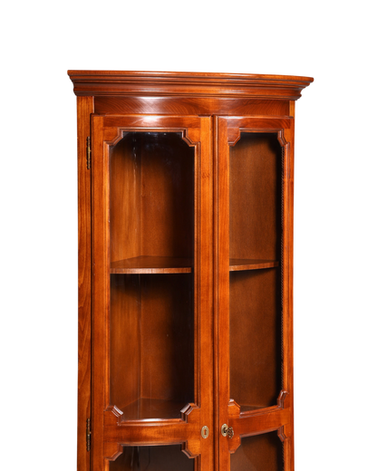 Hauptstadt Möblerei Original Selva Eckvitrine aus massivem Holz im antiken Stil mit Glasfront und Patina