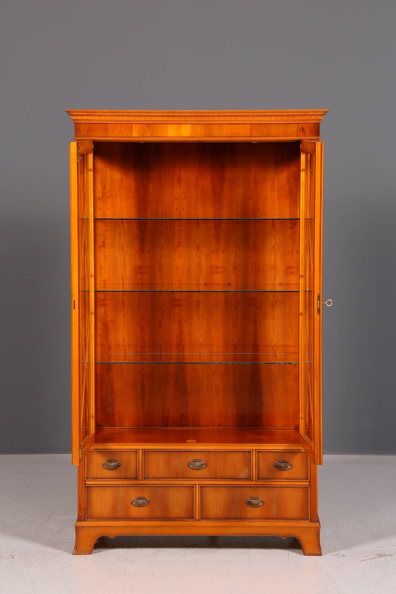 Wunderschöne Original Heldense Vitrine Englische Eibe Bücherschrank Antik Stil Glasvitrine Buffet Bibliothek
