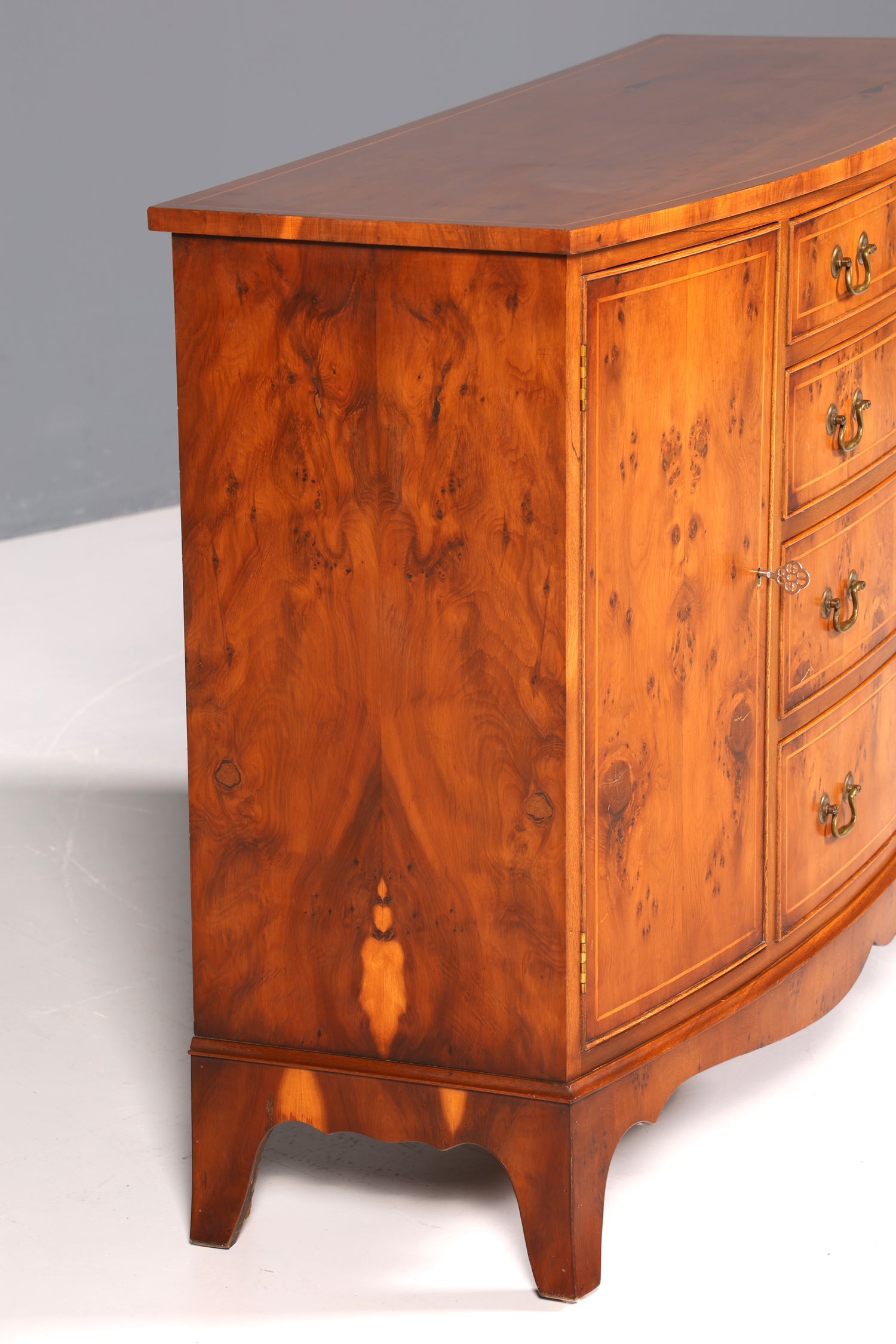 Wunderschönes Englisches Reprodux Bevan Funnell Sideboard echt Holz Schrank Antik Stil Buffetschrank Kommode