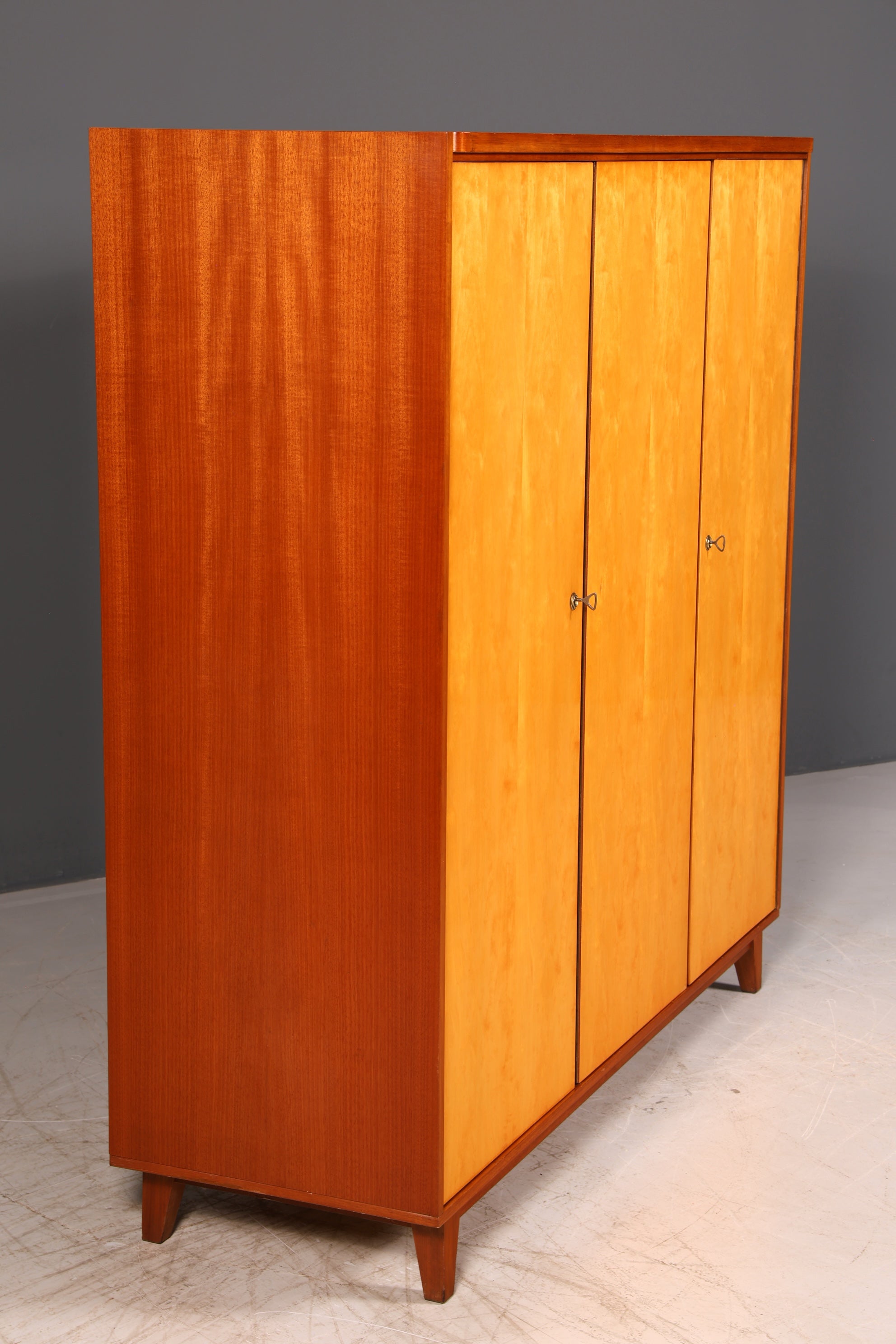 Traumhafter XL Mid Century Kleiderschrank Vintage Schrank Retro Wäscheschrank Dielenschrank Schlafzimmer