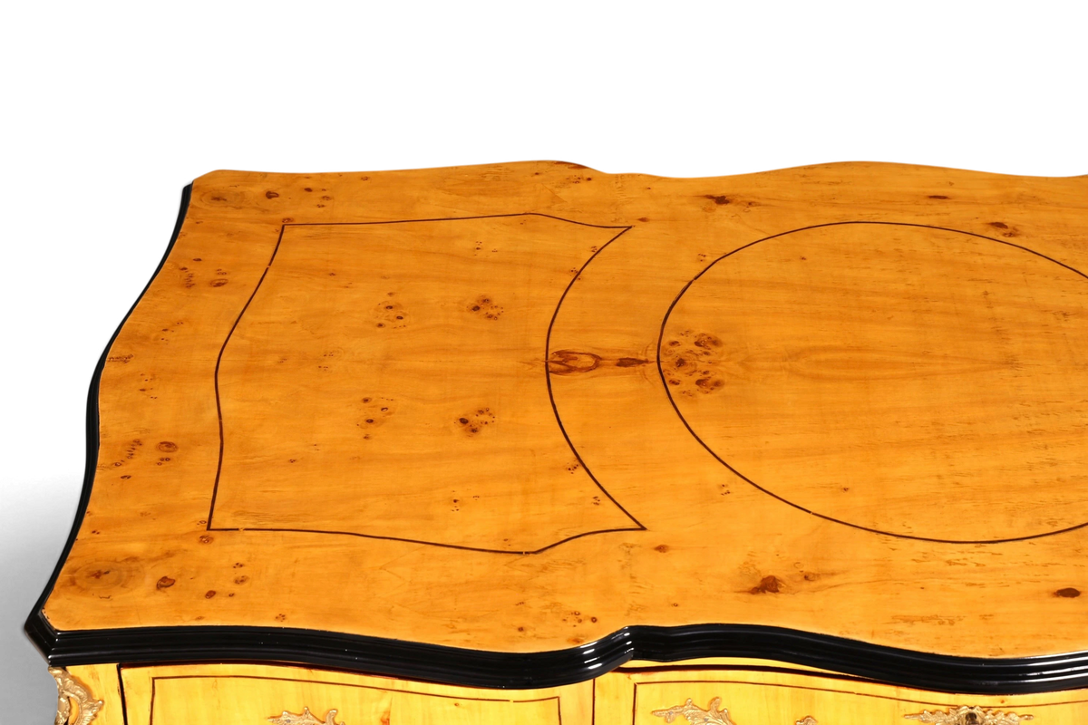Hauptstadt Möblerei Schreibtisch im Louis XV Stil mit detailreicher Intarsien-Tischplatte aus hellem Massivholz