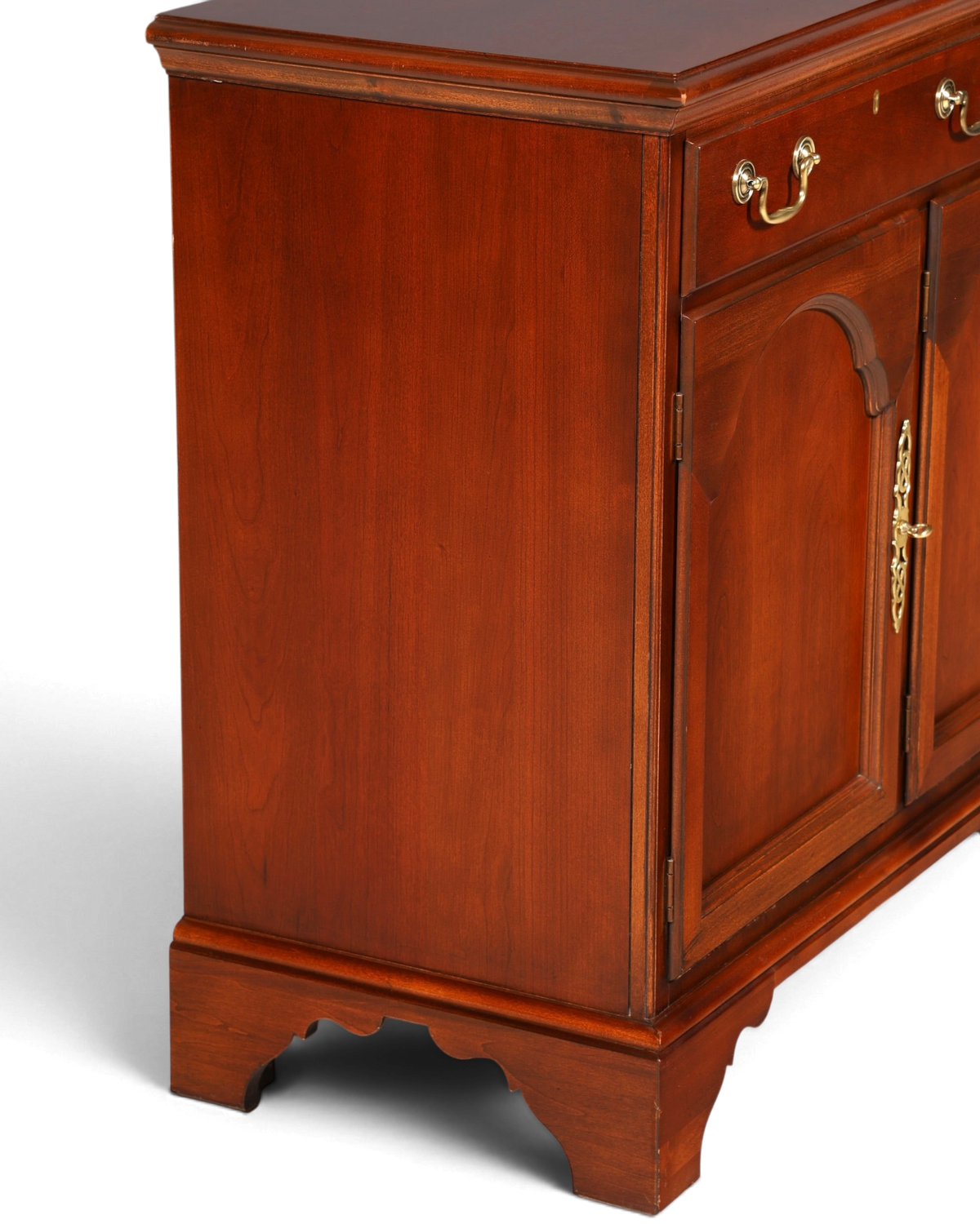 Hauptstadt Möblerei Drexel Heritage Sideboard aus dunklem Holz im Antik-Stil mit kunstvollen Messingbeschlägen