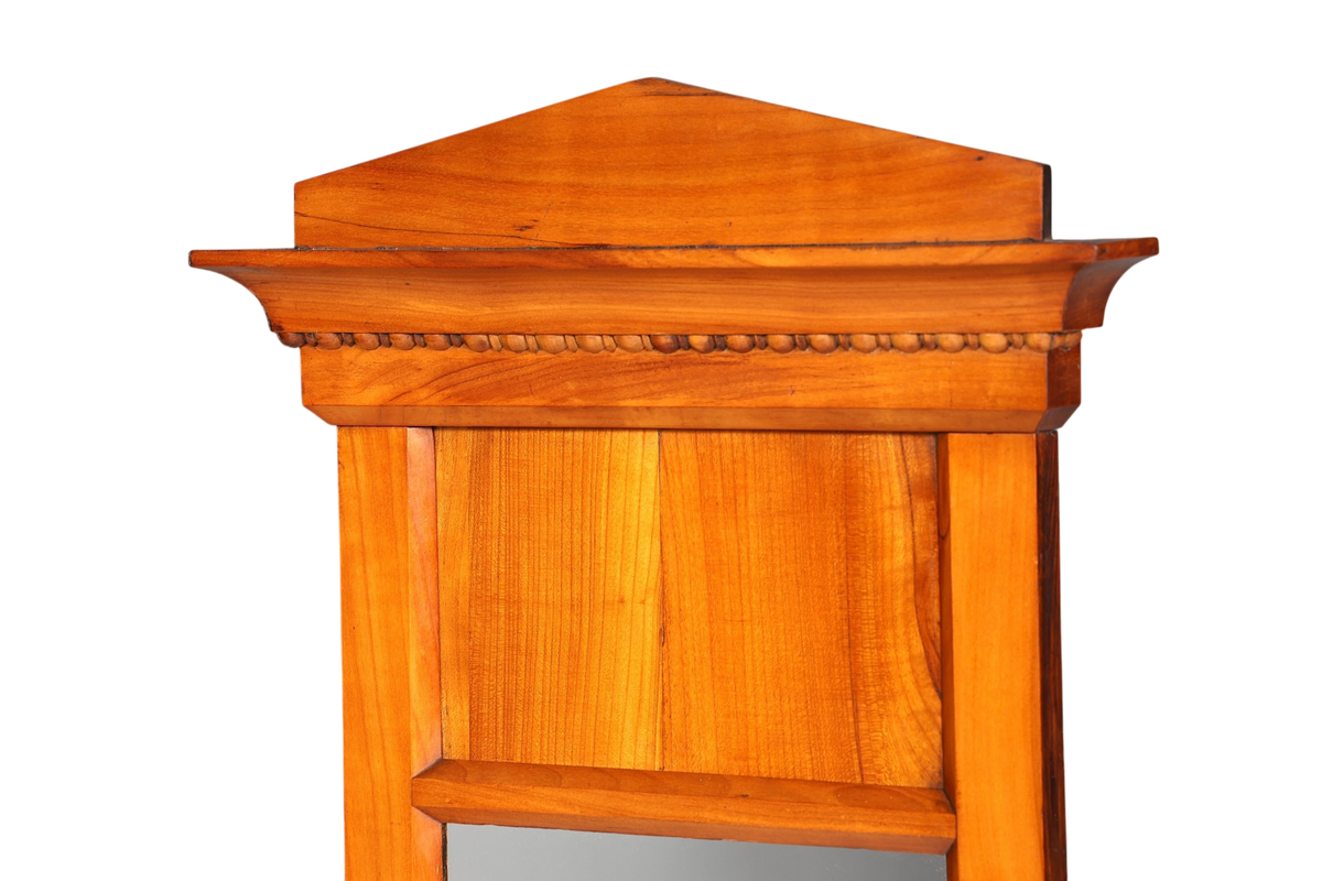 Hauptstadt Möblerei Biedermeier Wandspiegel aus massivem Kirschholz mit antikem Giebel und dekorativem Fries