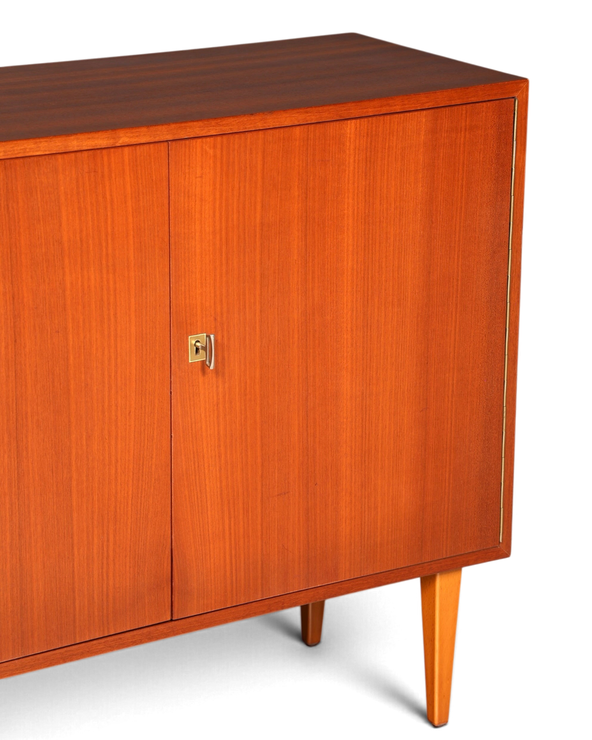 Hauptstadt Möblerei Mid-Century Kommode aus Teakholz mit zwei Türen, Schloss und konischen Beinen im 60er Jahre Design
