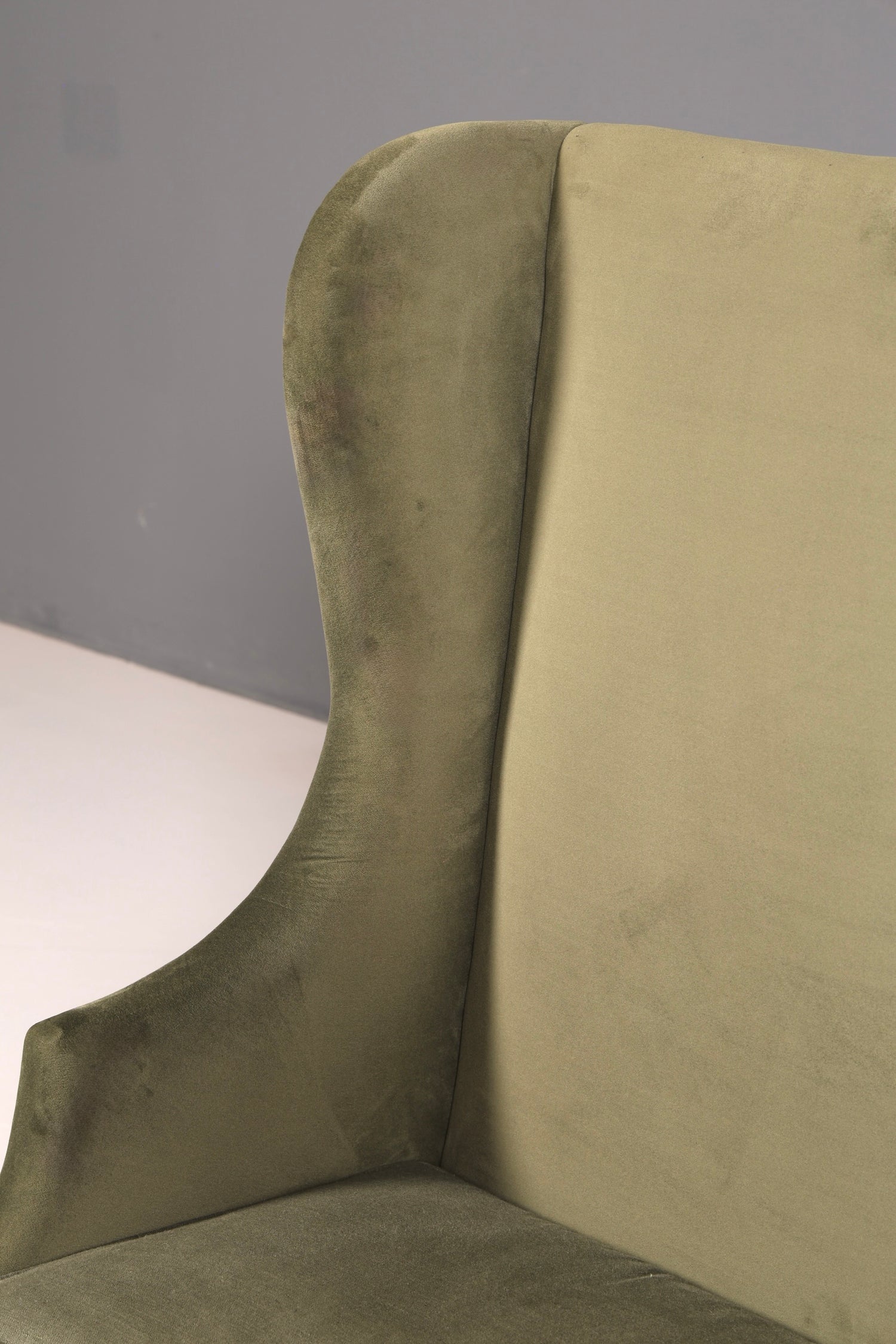 Wunderschönes Loberon Ohrenbackensofa Modell Ombra Antikgrün Samt Sofa 2-Sitzer Ohrensofa Retro Mangoholz