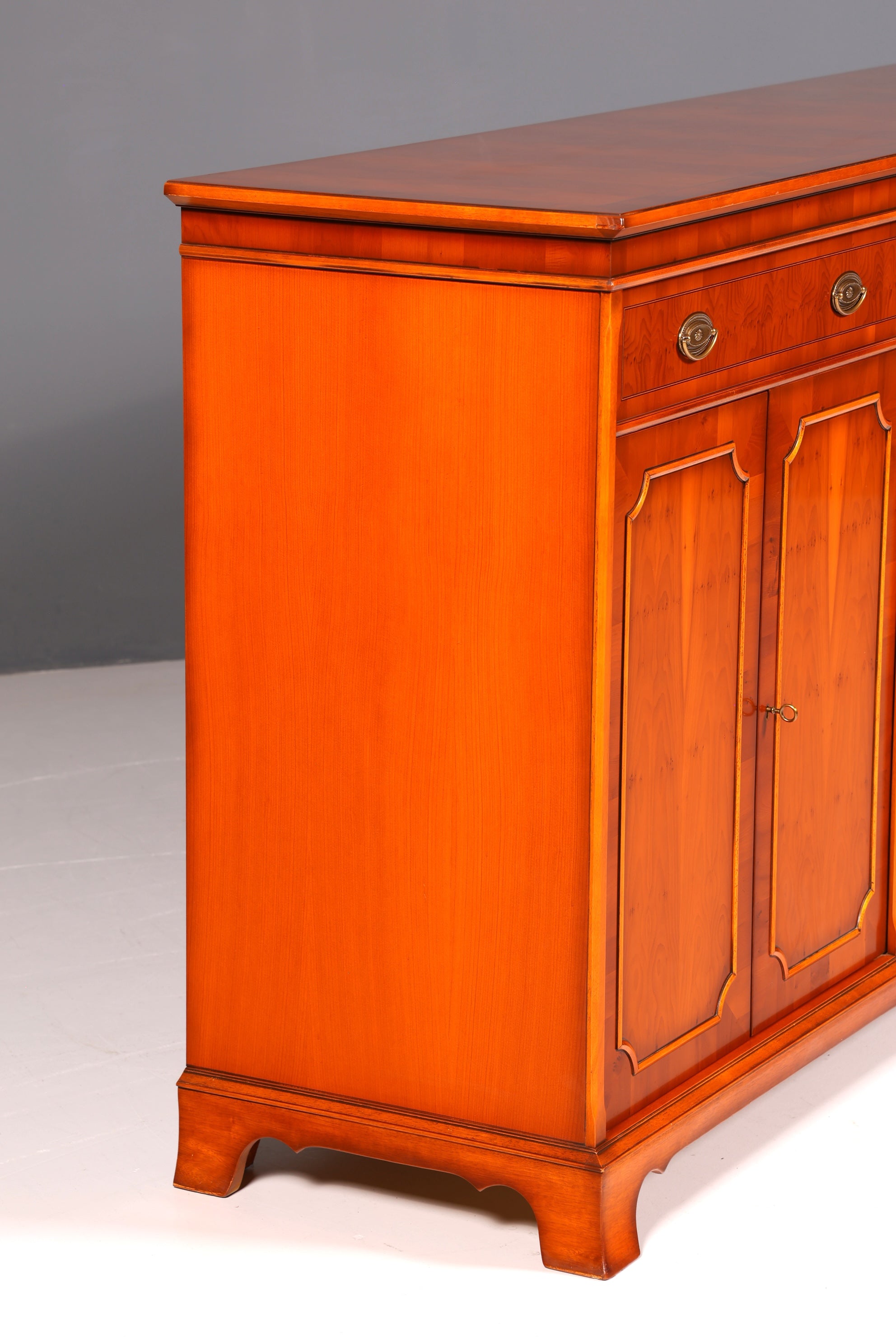 Traumhafter Original Heldense Schrank Englische Eibe Sideboard Echt Holz Antik 60s